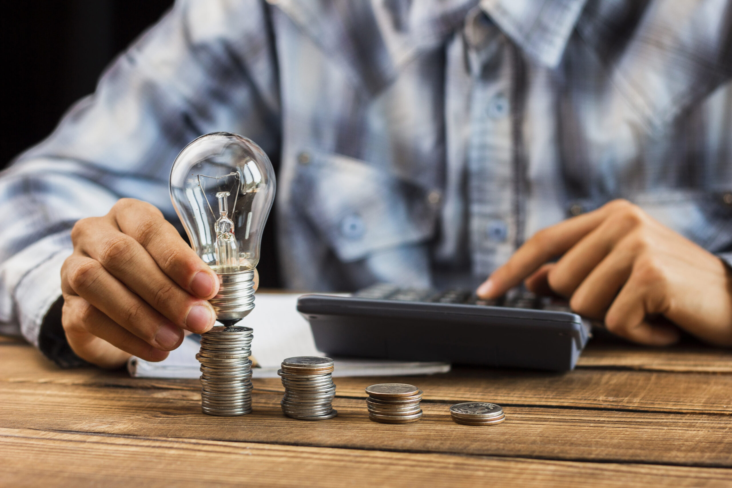 Bandeira vermelha: dicas para reduzir a conta de energia e investir em soluções sustentáveis